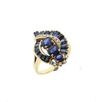 Gold ring with sapphires and diamonds; 0.10 ct.