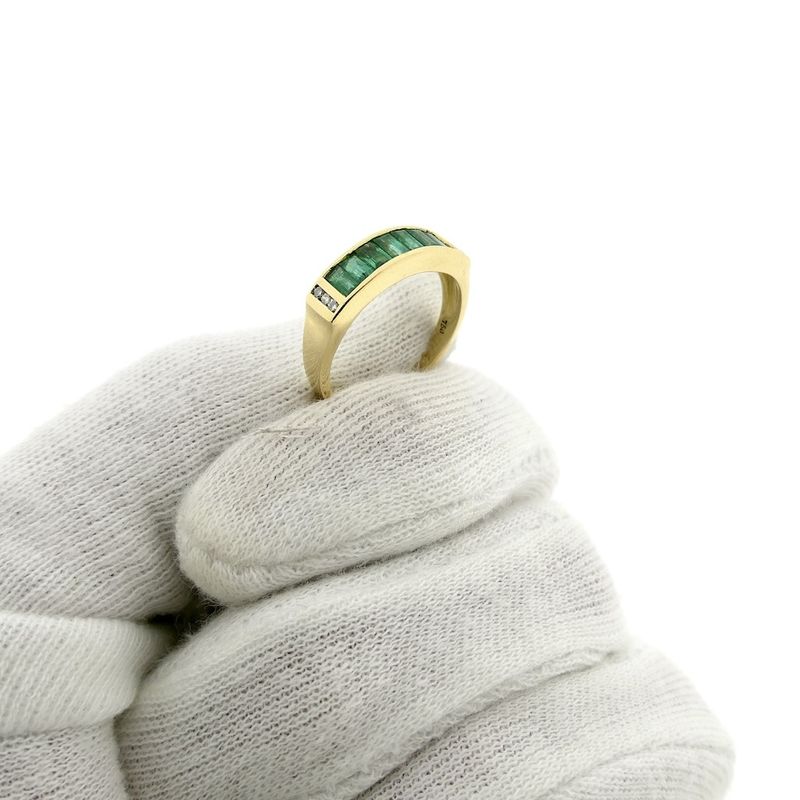 Image 9 of 18-karat gold ring with emerald and diamonds | 0.03 ct.