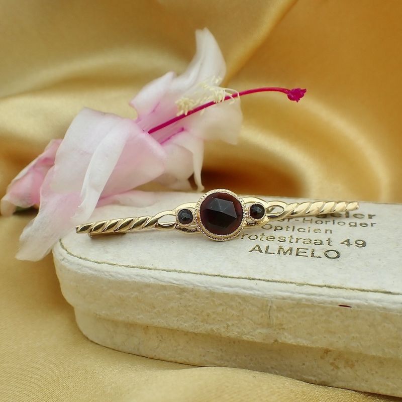 Image 2 of Vintage gold brooch with garnet