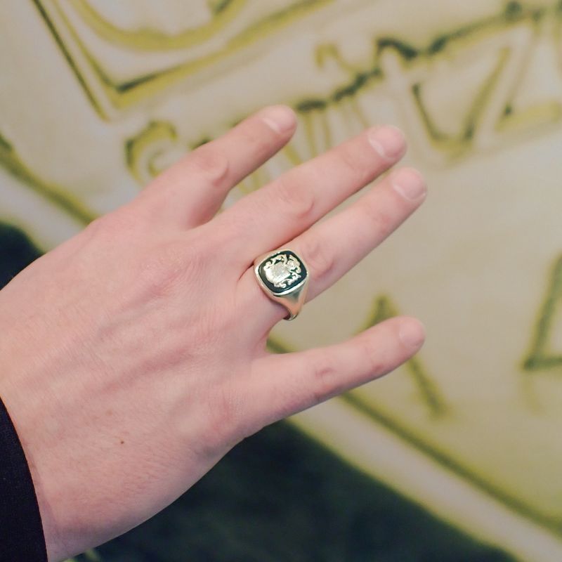 Image 2 of Gold men's signet ring with onyx and family crest