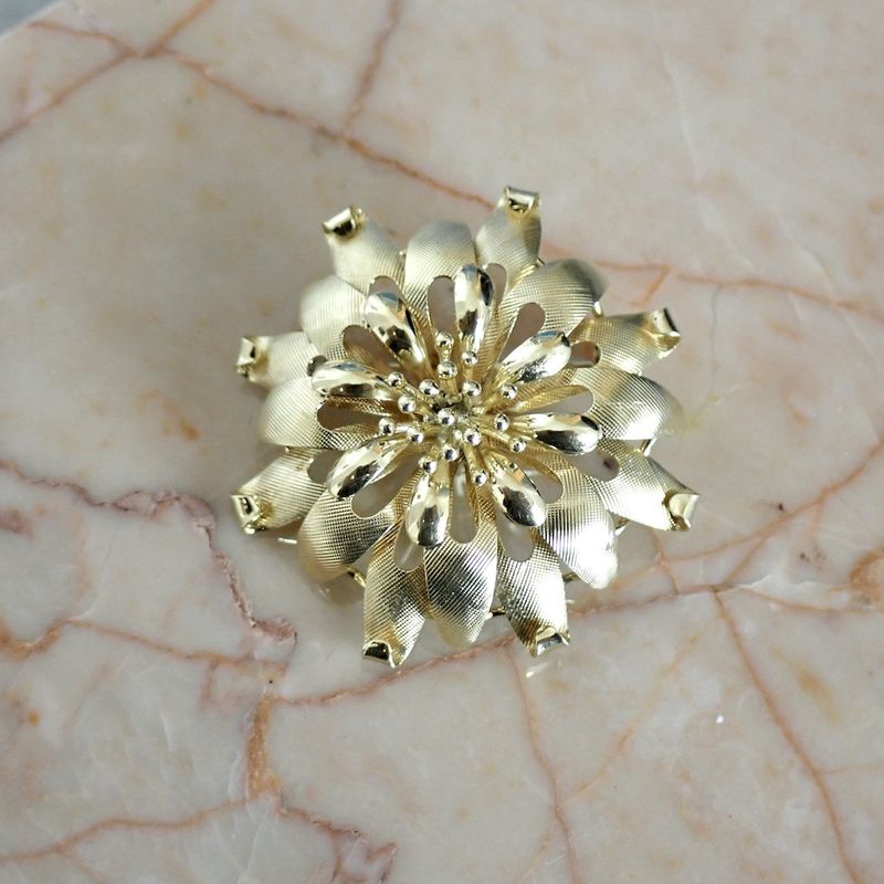 Image 2 of Vintage gold flower-shaped brooch
