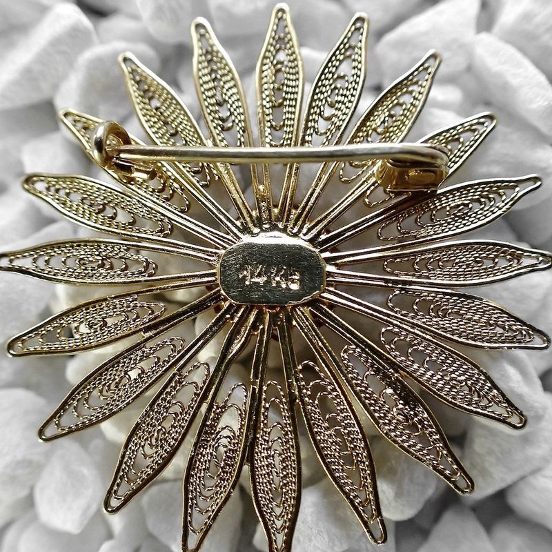 Image 6 of Gold brooch as a flower | Vintage
