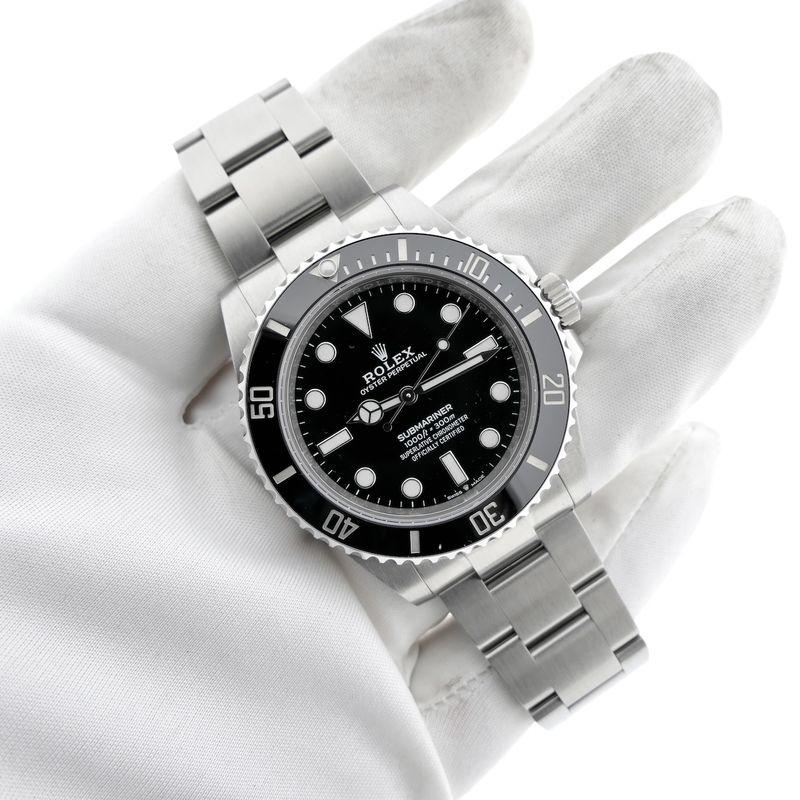 Image 5 of Rolex Submariner 'No-Date' 124060; Automatic men's diving watch