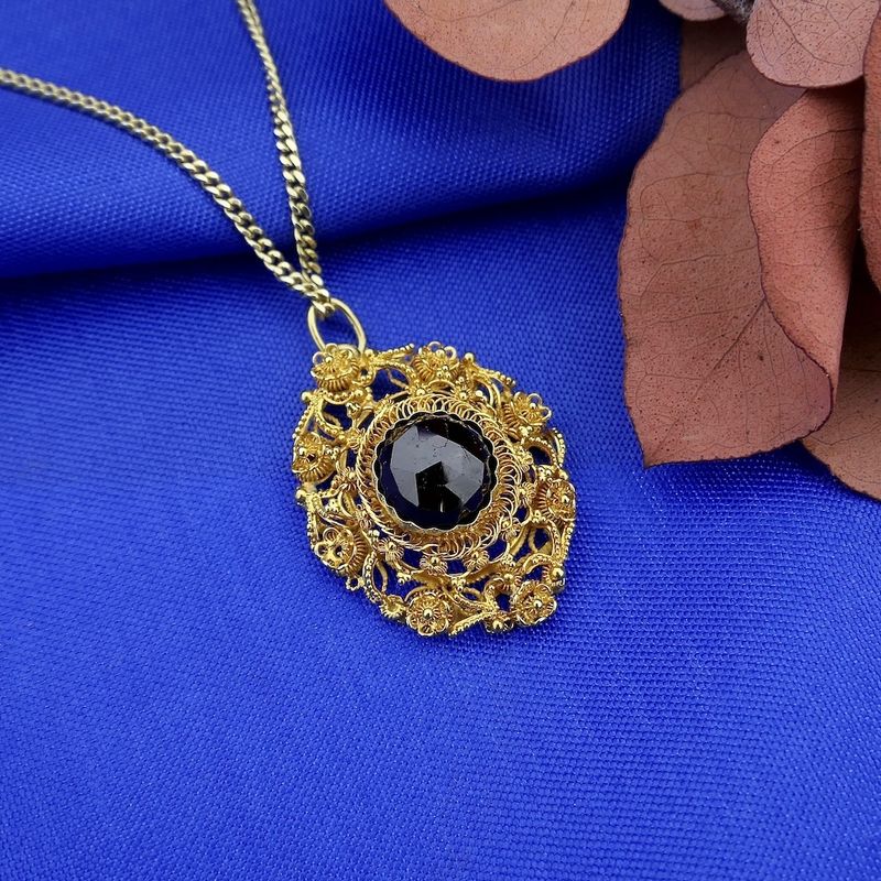 Image 2 of Vintage gold pendant with garnet.