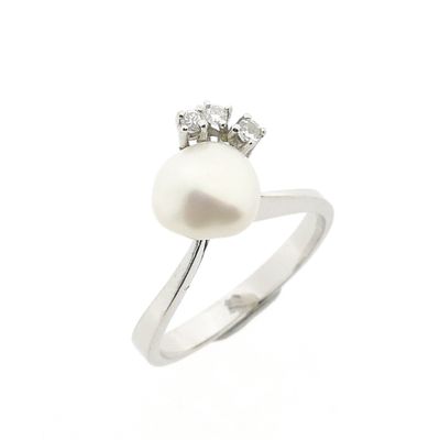 Image 1 of White gold ring with baroque pearl and diamond | 0.06 ct.