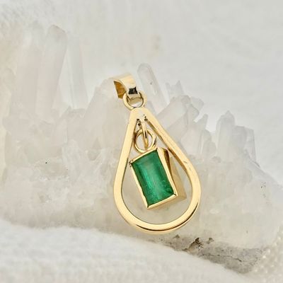 Image 2 of Gold pendant with emerald