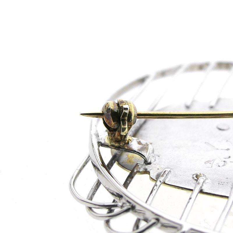 Image 8 of Two-tone gold brooch of a lily with a frog and diamond 0.09 ct.