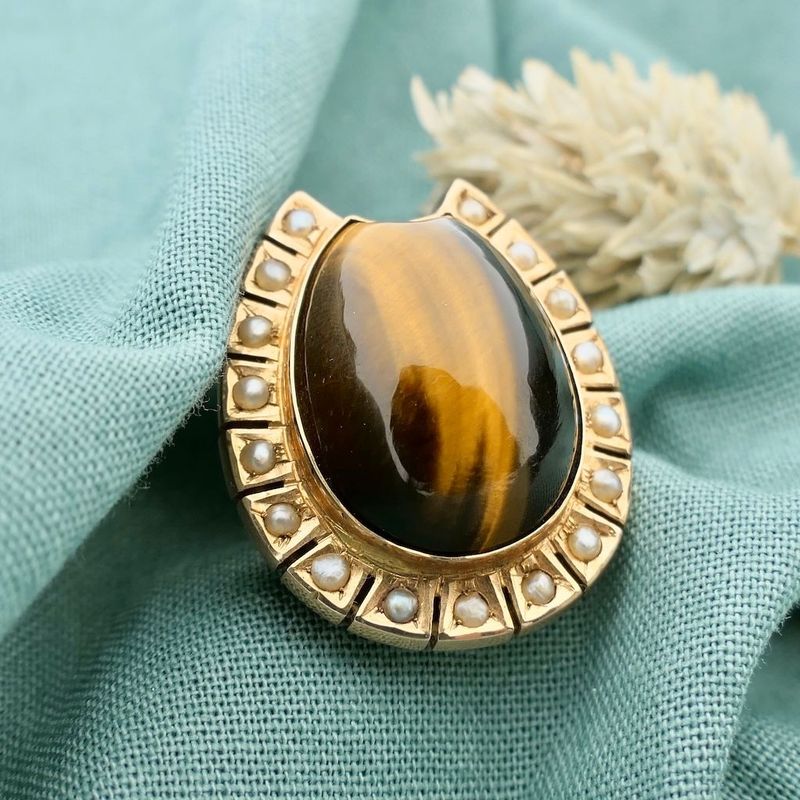 Image 2 of Gold brooch with tiger's eye and pearls