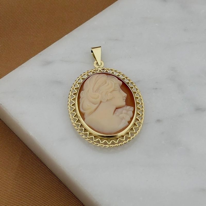 Image 3 of Gold pendant with cameo