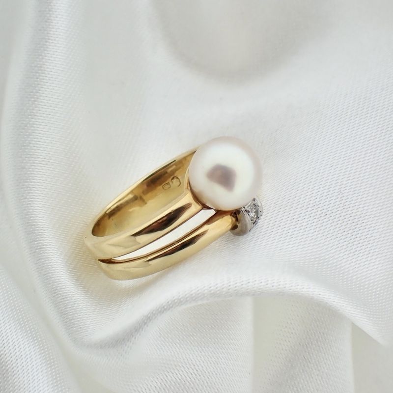 Image 6 of 18K gold ring with large pearl and diamonds | 0.035 ct.