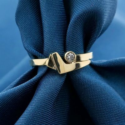 Image 2 of Gold ring with zirconia