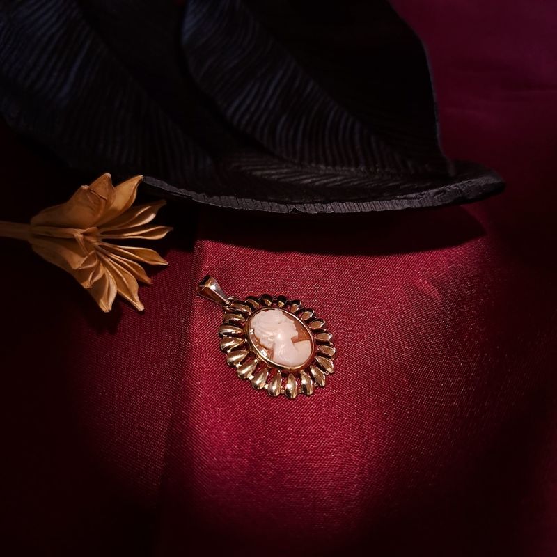 Image 5 of Gold pendant with cameo