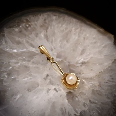Gold pendant set with a pearl Image 2 of Gold pendant set with a pearl