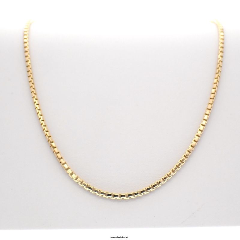 Image 3 of 8K Venetian link chain | 61 cm