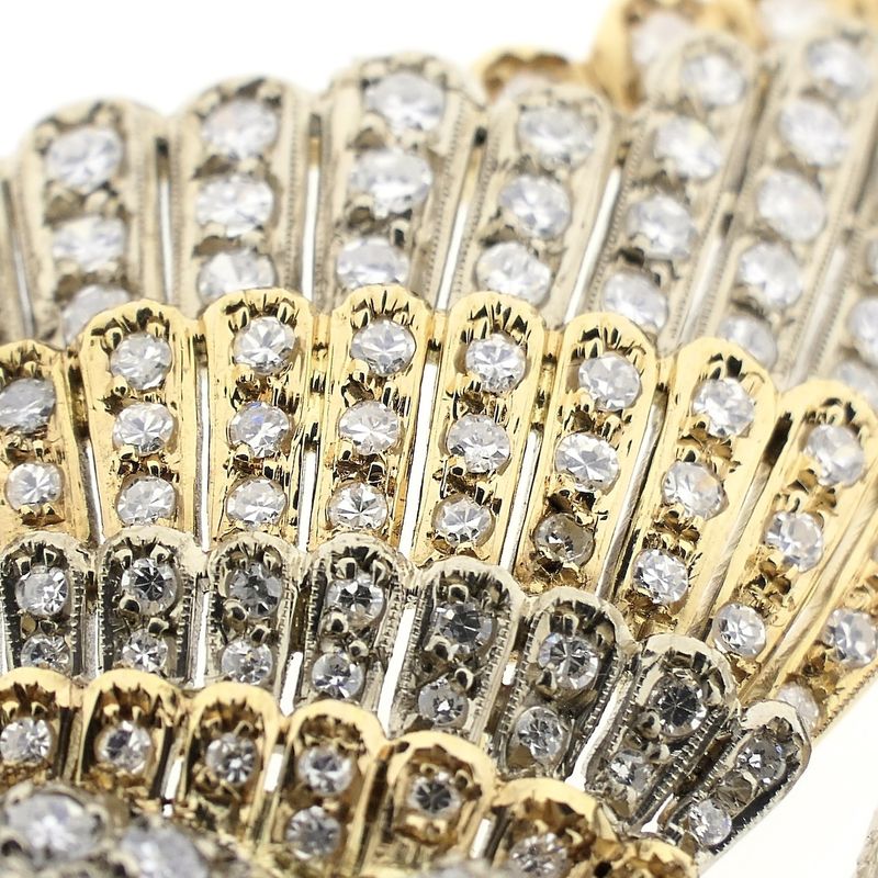 Image 4 of Exclusive two-tone gold butterfly brooch with ruby ​​and diamond; 5.44 ct.