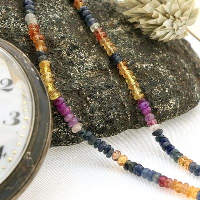 Multicolored sapphire bead necklace with gold clasp | 48.5 cm Image 2 of Multicolored sapphire bead necklace with gold clasp | 48.5 cm
