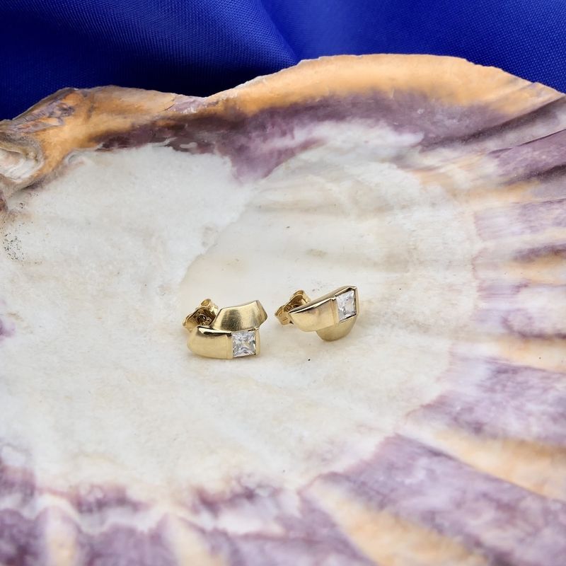 Image 7 of Gold stud earrings with zirconia