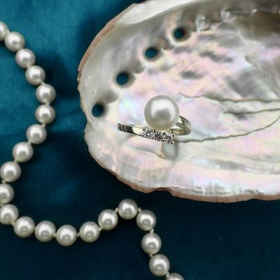 Gold ring with pearl and diamonds | 0.21 ct. Image 2 of Gold ring with pearl and diamonds | 0.21 ct.