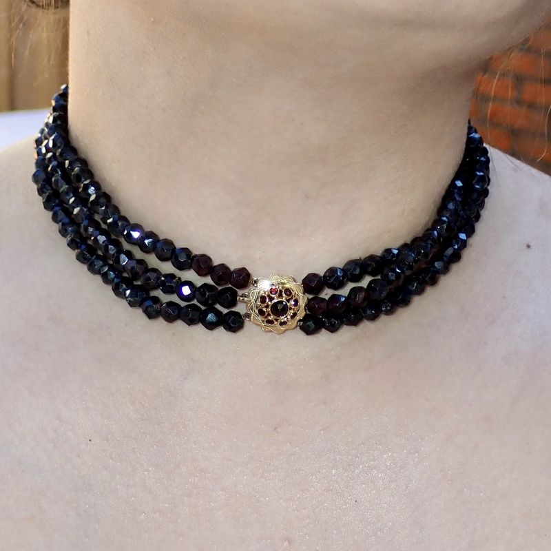 Image 2 of Vintage garnet bead necklace with gold ornamental clasp | 39 cm