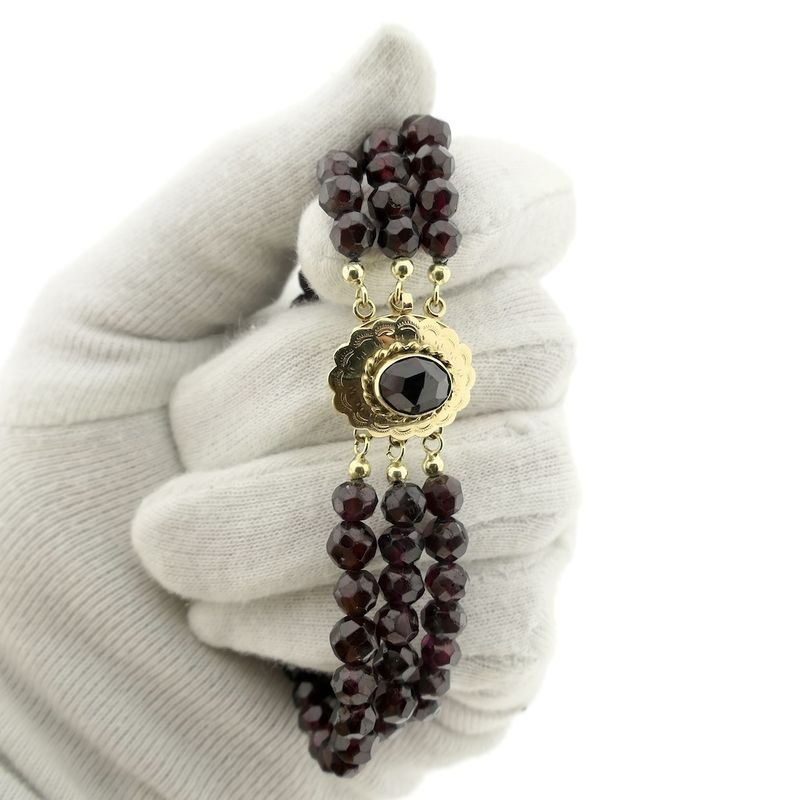 Image 7 of Garnet bracelet with gold clasp; Antique/vintage | 20 cm