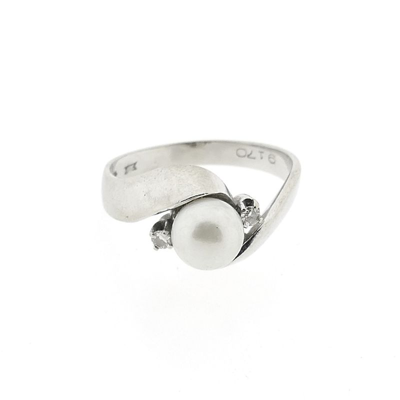 Image 3 of White gold ring with pearl and diamonds; 0.05 ct