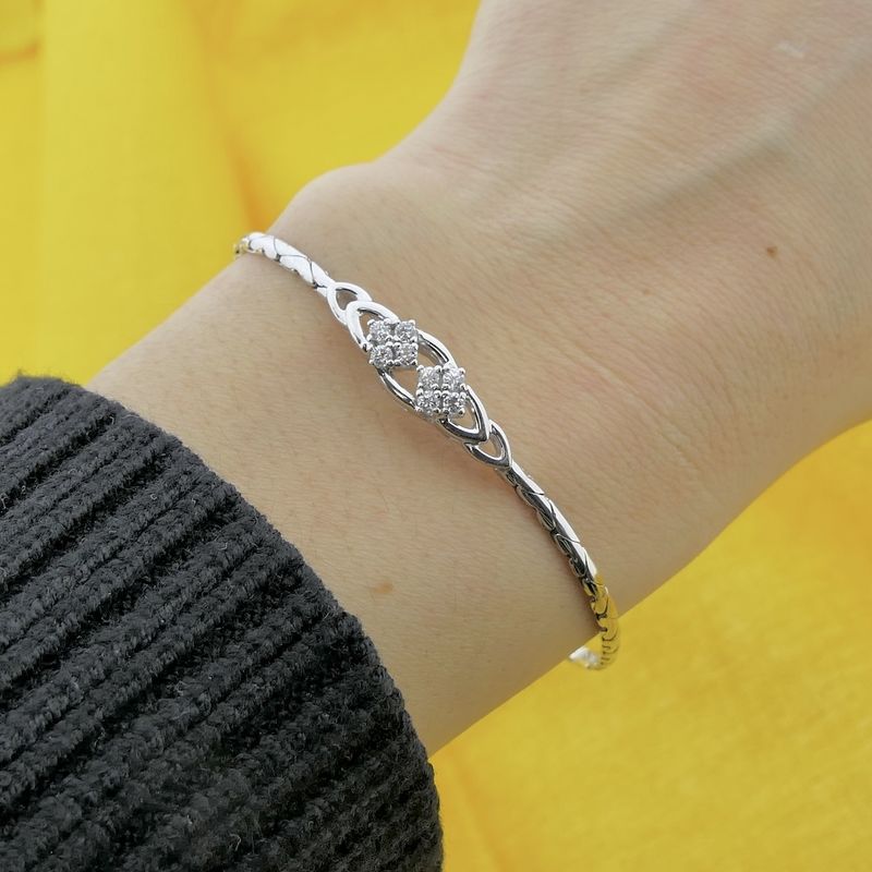 Image 10 of White gold cobra link bracelet with diamonds; 0.28 ct.