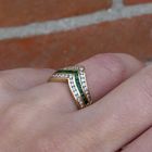 Image 10 of 18K Gold V-shaped ring with emerald and diamond | 0.34 ct.