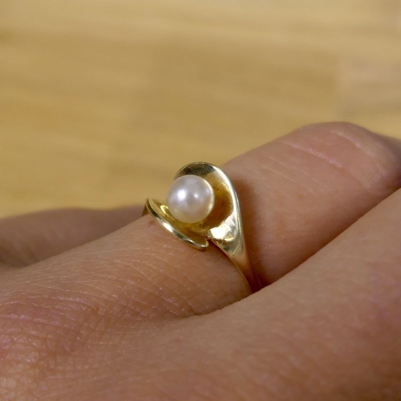 Image 10 of Vintage gold ring with pearl