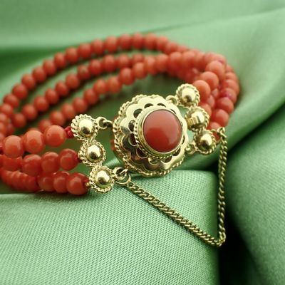 Red coral beads bracelet with gold clasp; Antique | Ø 53.8 mm Image 2 of Red coral beads bracelet with gold clasp; Antique | Ø 53.8 mm
