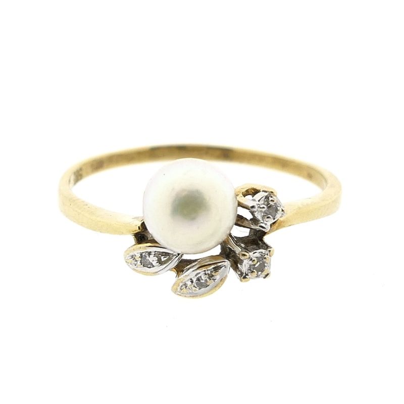 Image 5 of Gold ring with pearl and diamond | 0.03 ct.