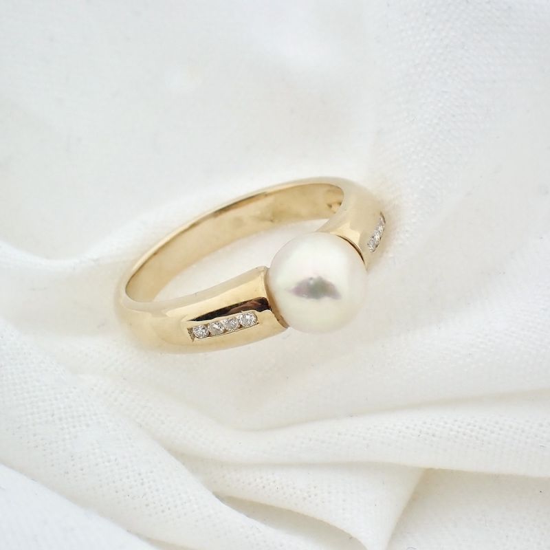 Image 4 of Gold ring with pearl and diamonds; 0.04 ct.