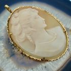 Image 2 of Gold brooch/pendant with cameo