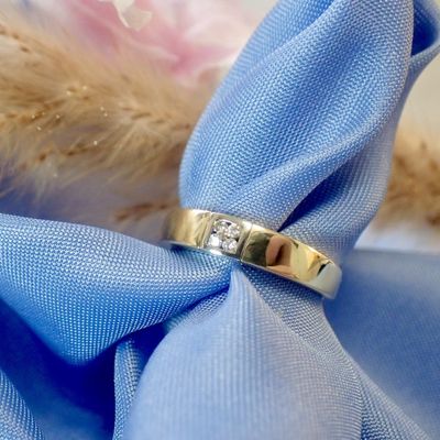 Image 2 of Gold ring with diamond; 0.08 ct.