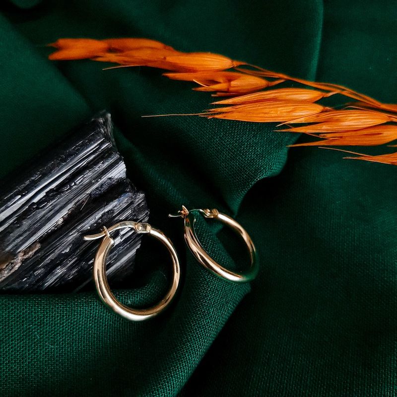 Image 2 of Gold subtle earrings | Ø 19.4 mm