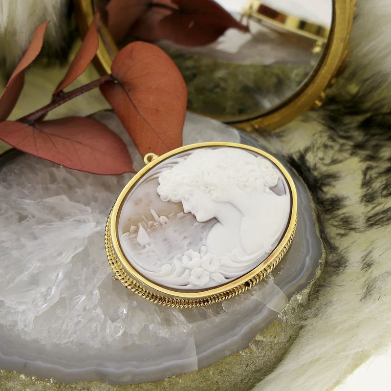 Image 2 of Gold brooch/pendant with cameo