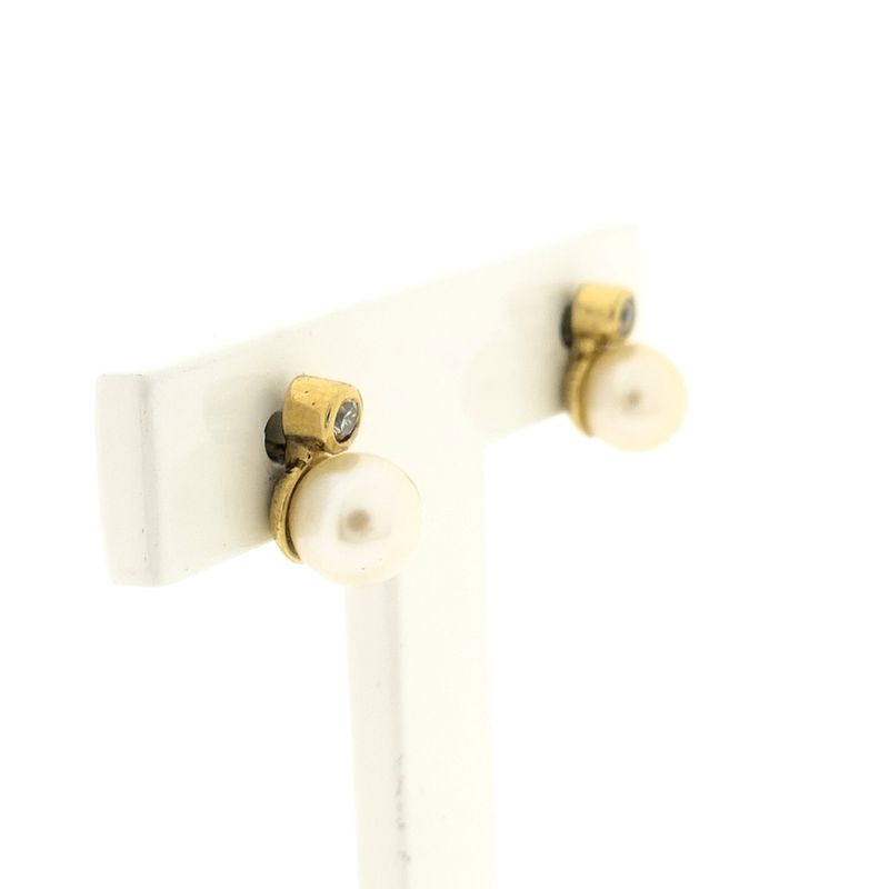 Image 2 of Gold stud earrings with pearl and zirconia