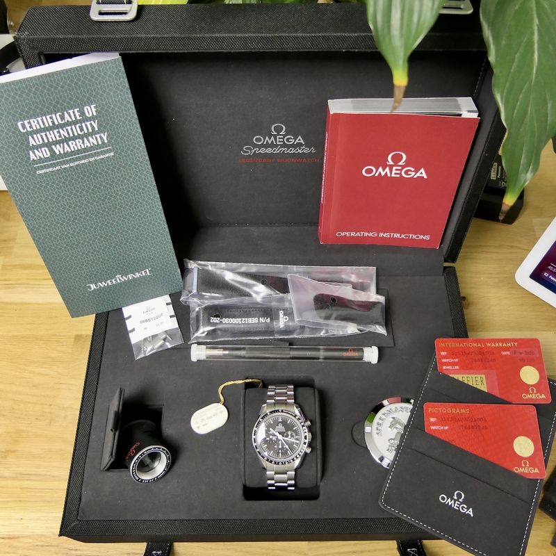 Image 16 of Omega Speedmaster Moonwatch 'Double Sapphire' 311.30.42.30.01.006; Chronograph men's watch