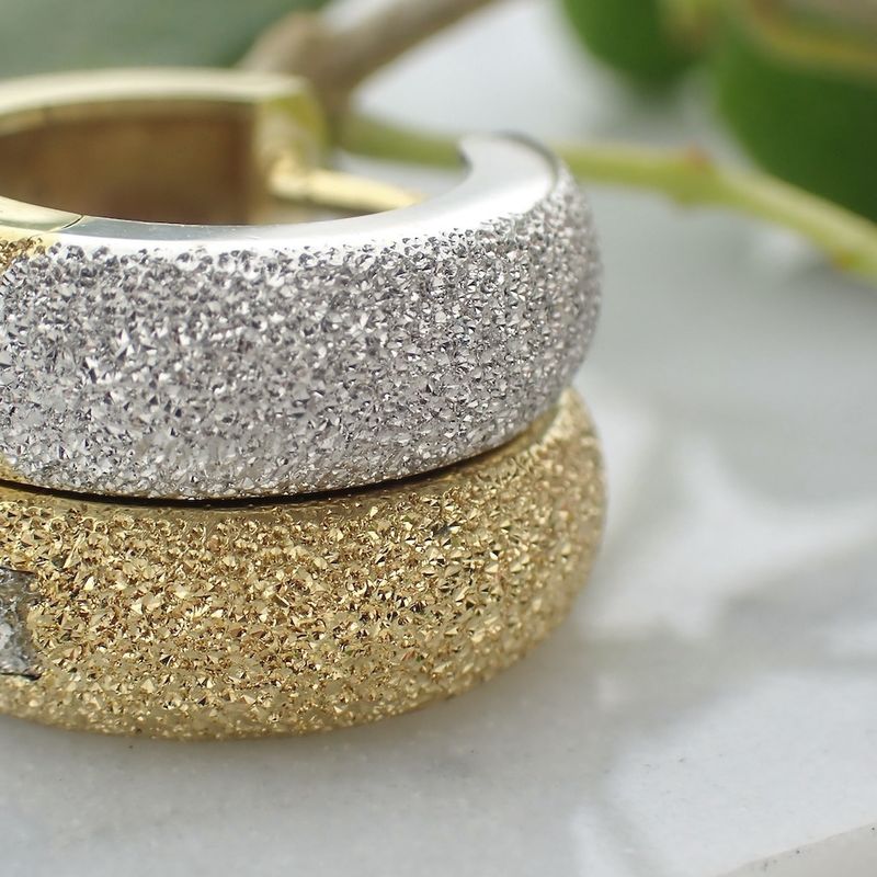 Image 2 of Two-tone gold diamond-cut earrings | Ø 17 mm