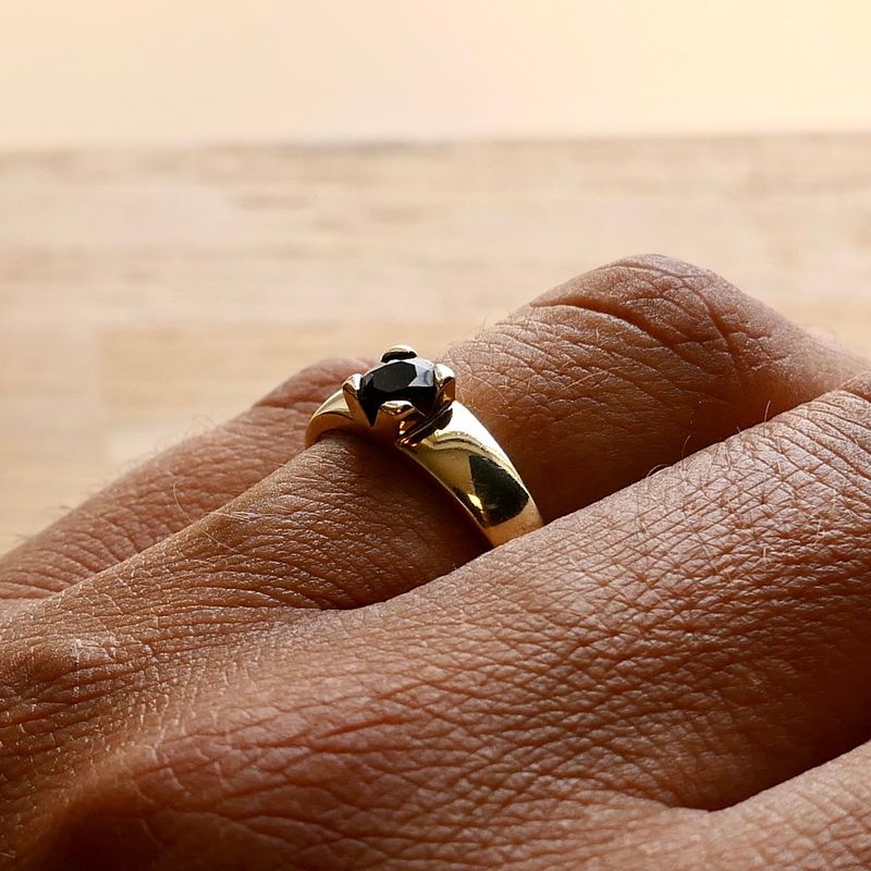 Afbeelding 10 van 8 karaat vintage solitair ring met granaat