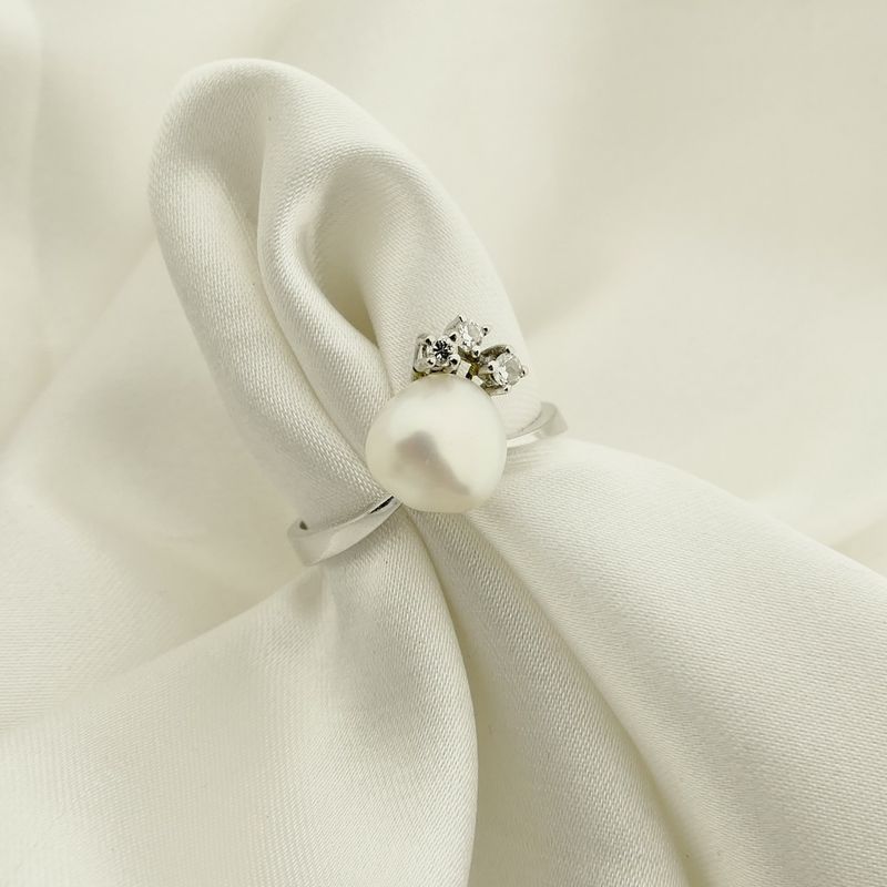 Image 2 of White gold ring with baroque pearl and diamond | 0.06 ct.