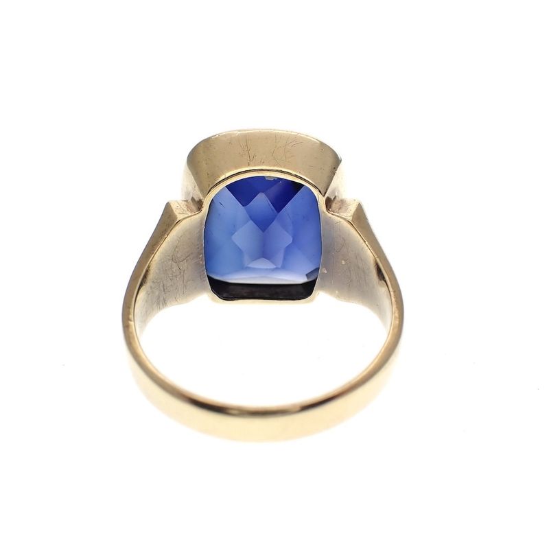 Image 3 of Vintage gold 'Elvis' ring with royal blue gemstone