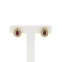 Gouden oorbellen met robijn en diamant; 0,39 ct. 