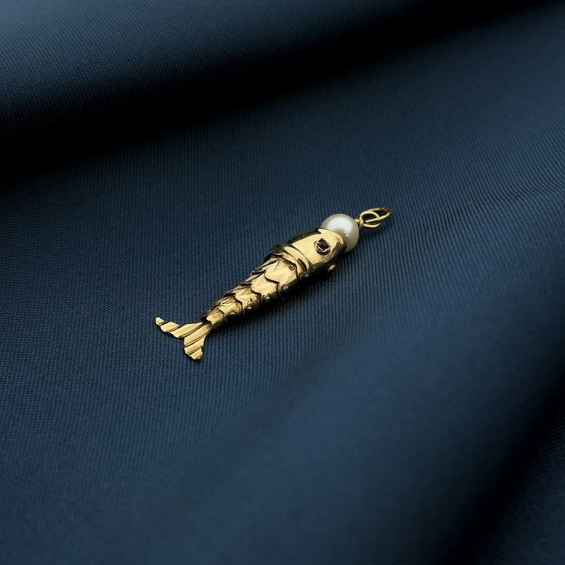 Image 2 of 18 carat gold pendant with ruby ​​and pearl; fish