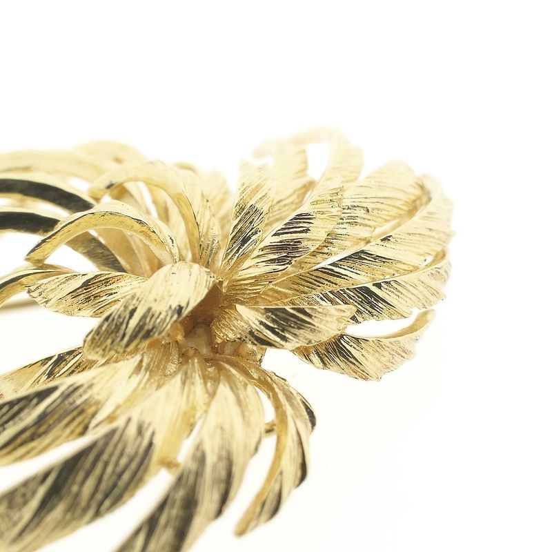 Image 3 of Luxurious gold brooch; Floral design