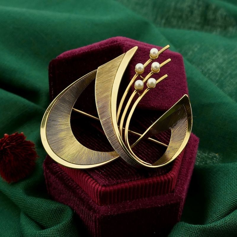 Image 2 of Vintage gold brooch with pearls