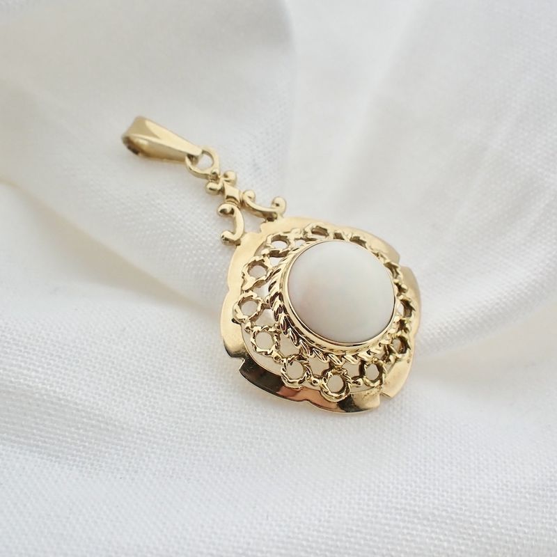 Image 4 of Gold pendant with white opal | Vintage