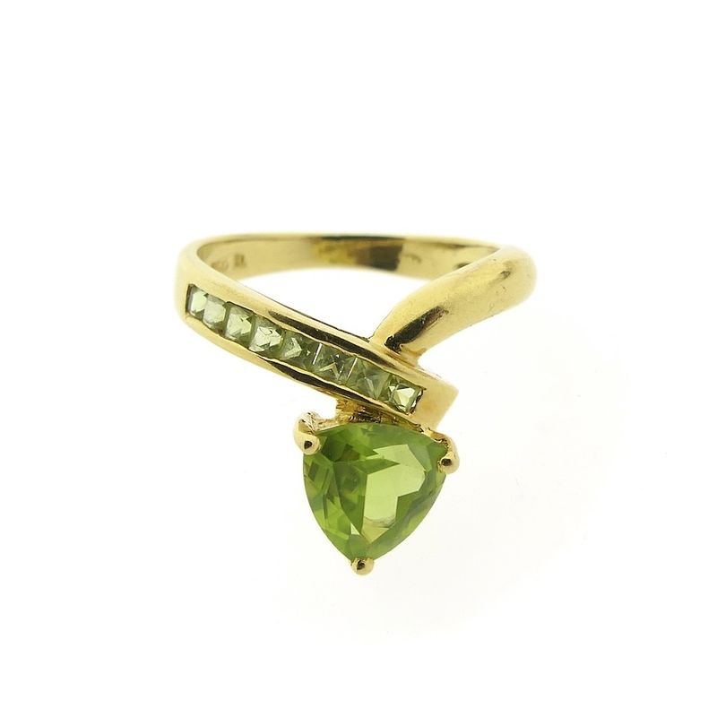 Image 4 of 18 carat gold V-shaped ring with peridot