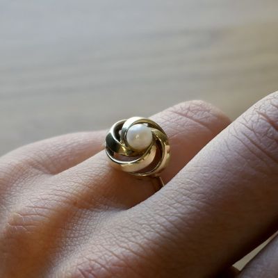 Image 2 of Vintage gold ring with pearl