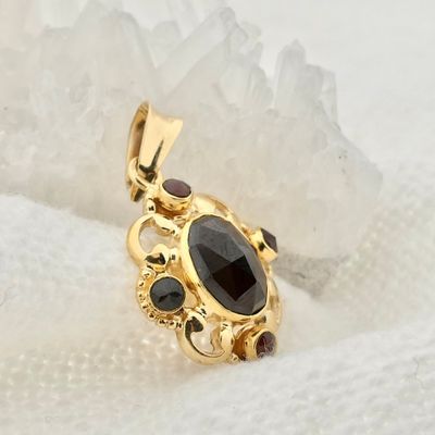 Image 2 of Gold pendant with garnet