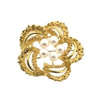 Gold brooch with pearl